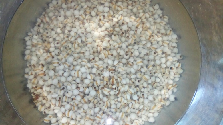 冬瓜苡仁排骨汤,苡仁泡发。