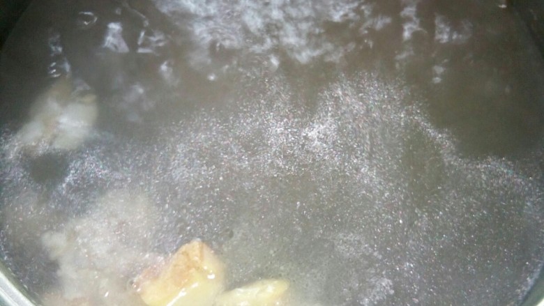 冬瓜苡仁排骨汤,撇去浮沫，加<a style='color:red;display:inline-block;' href='/shicai/ 2802'>老姜</a>炖汤。