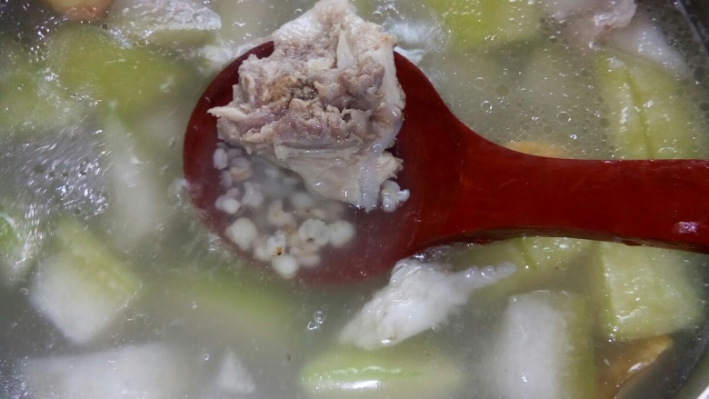 冬瓜苡仁排骨汤,炖锅飘出香味，关火。