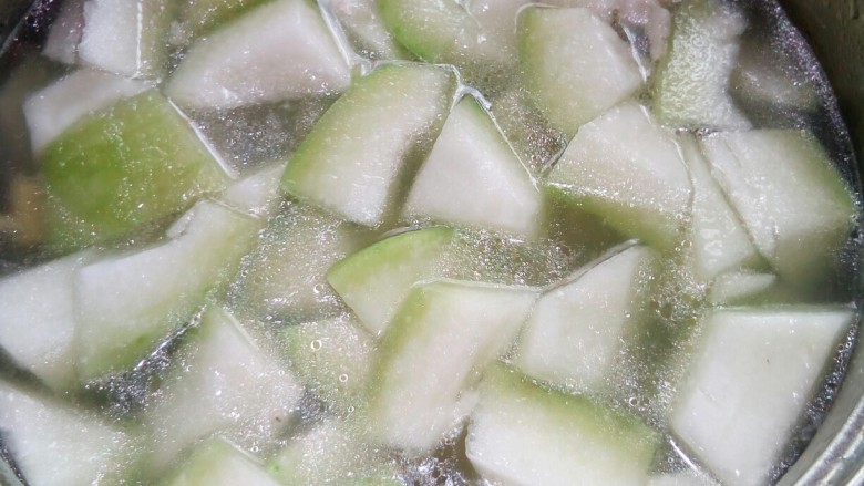 冬瓜苡仁排骨汤,大火煮。