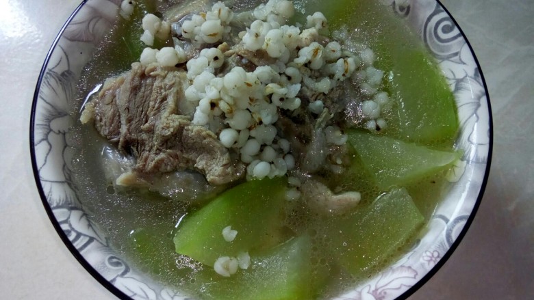 冬瓜苡仁排骨汤,盛入汤碗中。