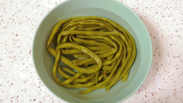 酸豆角炒茭白,<a style='color:red;display:inline-block;' href='/shicai/ 5085'>酸豆角</a>提前用凉水浸泡一个小时左右,去除咸味。