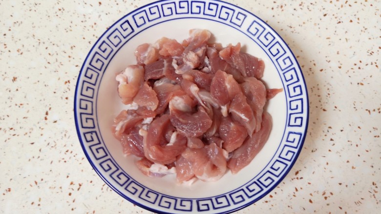 海带炒肉片,<a style='color:red;display:inline-block;' href='/shicai/ 429'>瘦肉</a>切成片,放一点盐搅拌至发粘。