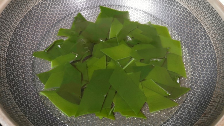 海带炒肉片,凉水入锅,烧开以后小火煮5分钟关火。