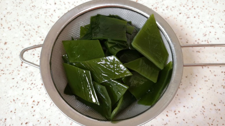 海带炒肉片,煮好的海带用凉水浸泡清洗一下,控干水分备用。