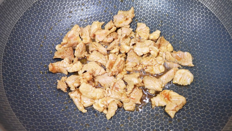 海带炒肉片,炒锅内倒适量的食用油烧热,下入腌好的肉片翻炒至变色。