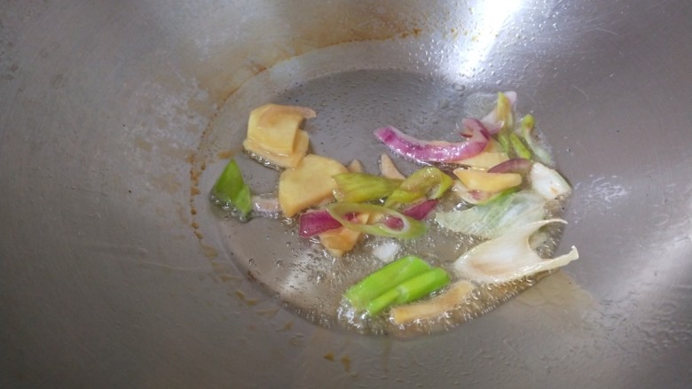 煎酿豆腐,从新用炒锅炒香葱姜蒜,洋葱。