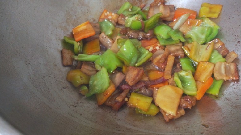 煎酿豆腐,加入<a style='color:red;display:inline-block;' href='/shicai/ 692'>酱油</a>,耗油。
