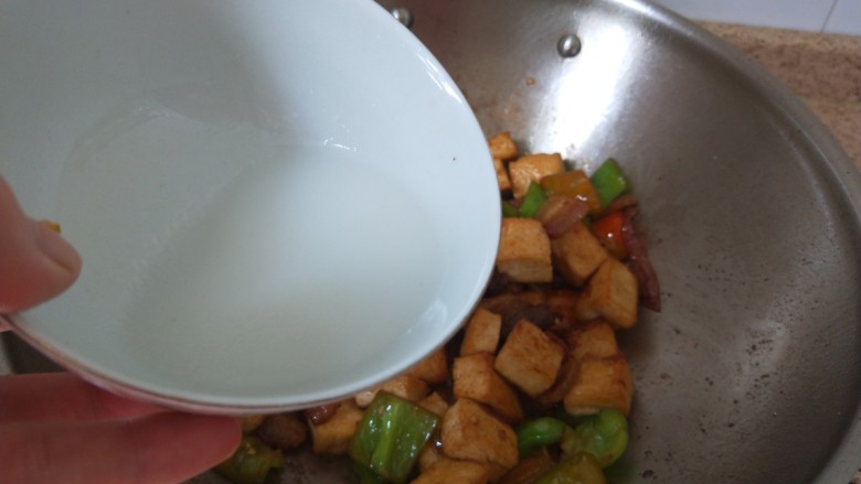 煎酿豆腐,倒入生粉,鸡精炒均匀即可。