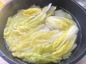 家常菜蒜香娃娃菜,巨好吃!,娃娃菜洗净放沸水中焯水变软了捞出