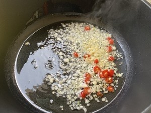 家常菜蒜香娃娃菜,巨好吃!,适量油放蒜末辣椒炒出香味