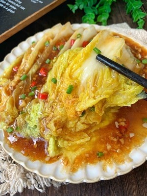 家常菜蒜香娃娃菜,巨好吃!,淋在娃娃菜上,撒上葱花就可以啦。
