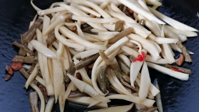 酸豆角炒茭白,等汤汁收干茭白入味即可出锅