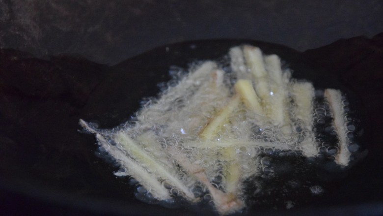 土豆焖鸡,热锅凉油,放入姜丝爆香