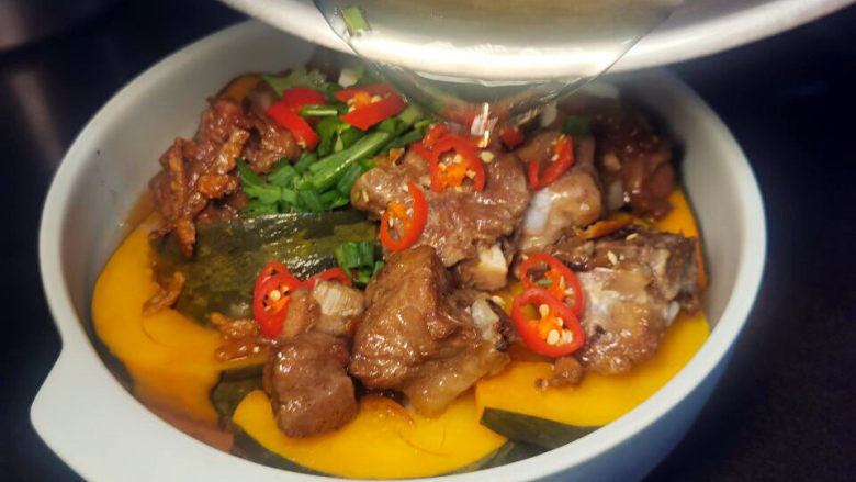 家常蒸排骨,葱花,红椒,香菜放进排骨里,烧些热油淋上