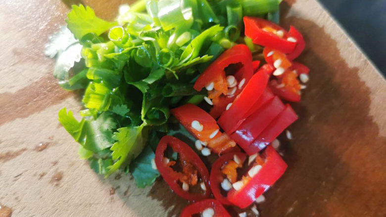 家常蒸排骨,葱花,香菜,红椒切好