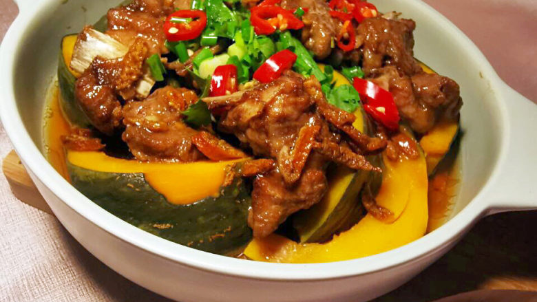 家常蒸排骨,淋热油的排骨更具香气扑鼻,带着陈皮香的排骨轻咬就落入"凡间"香甜南瓜也不逊色。