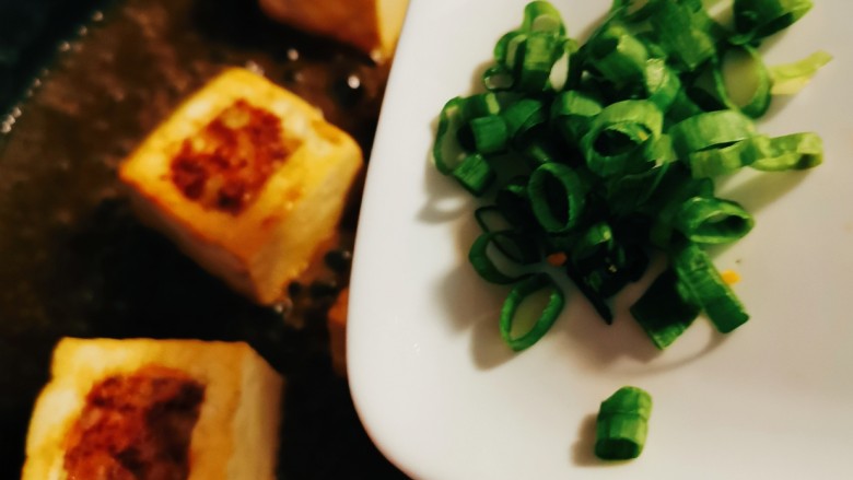煎酿豆腐,汤汁浓稠后放入葱绿圈圈,关火出锅。