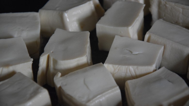 煎酿豆腐,热锅凉油,有肉糜的一面豆腐放入锅中煎至焦黄
