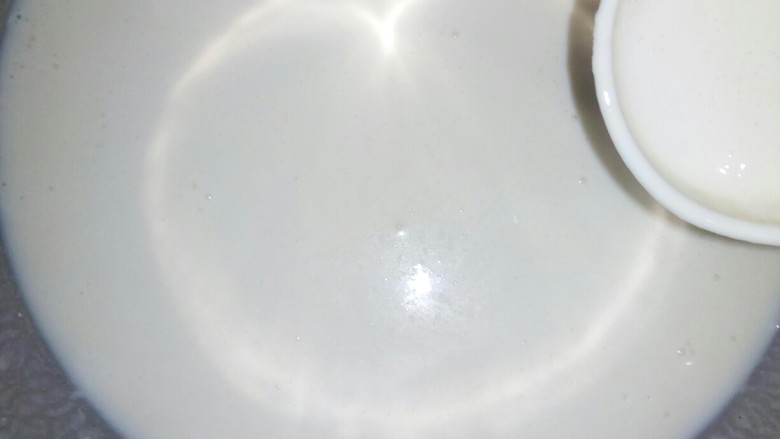香米蛋糕,<a style='color:red;display:inline-block;' href='/shicai/ 7127'>粘米粉</a>加牛奶、耐高糖酵母粉、糖粉拌匀,静置十二小时。