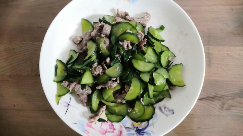 瘦肉香炒青瓜,出锅，上菜。