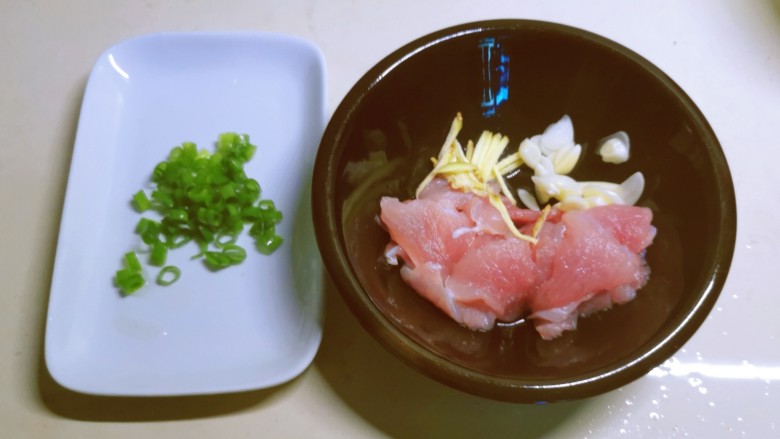醋肉,葱切小圈圈,瘦肉切大片,<a style='color:red;display:inline-block;' href='/shicai/ 37'>姜</a>蒜切片。