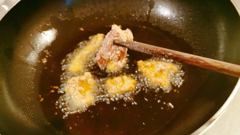 醋肉,起油锅放入食用油加热,油温5层热将肉片一一放入。
