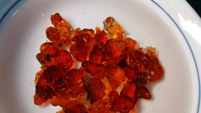 桃胶姬松茸炖鸽子,<a style='color:red;display:inline-block;' href='/shicai/ 2530'>桃胶</a>泡发一夜,挑去杂质