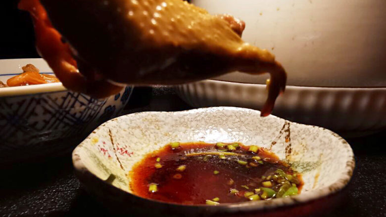 桃胶姬松茸炖鸽子,鸽子汤十分美味,而鸽子肉此时有点逊色,所以要来点蘸酱,马上就"复活"