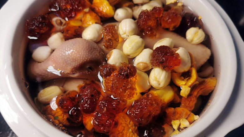 桃胶姬松茸炖鸽子,加入泡发好的桃胶及浸过食材的清水,上锅炖50分钟,焖20分钟即可(软硬程度,可依据各家喜好,增减时间)