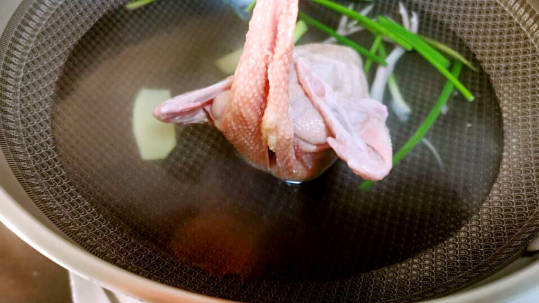 桃胶姬松茸炖鸽子,水锅中加入葱姜,<a style='color:red;display:inline-block;' href='/shicai/ 718'>料酒</a>,下鸽子,进行1分钟快速焯水