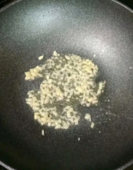 番茄鱼丸豆腐汤,锅中热油,放入蒜末爆香