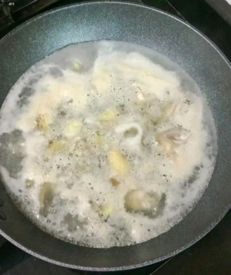 虫草花猪肚鸡汤,大火焯水,撇去浮沫