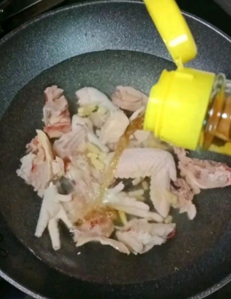 虫草花猪肚鸡汤,放入姜片,倒入料酒