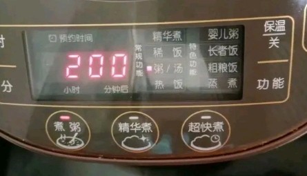 虫草花猪肚鸡汤,按煲汤功能键两小时,时间到加入少许盐调味即可