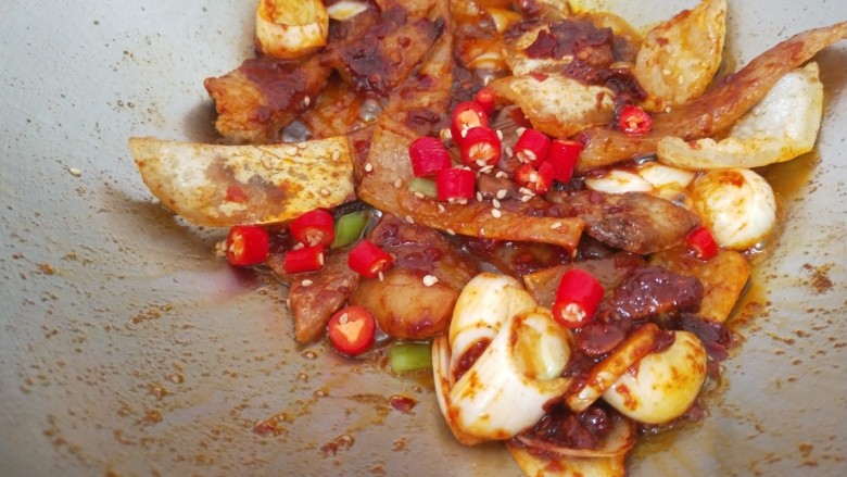 家常炖鲫鱼,加入小米椒,料酒,一起炒出红油。