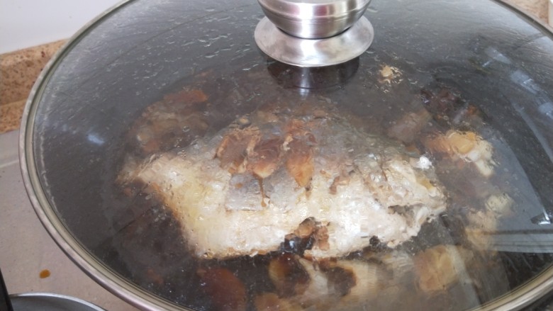 家常炖鲫鱼,另一条做不辣的加入葱姜蒜,八角,花椒,料酒,炖30分钟大火收汁。