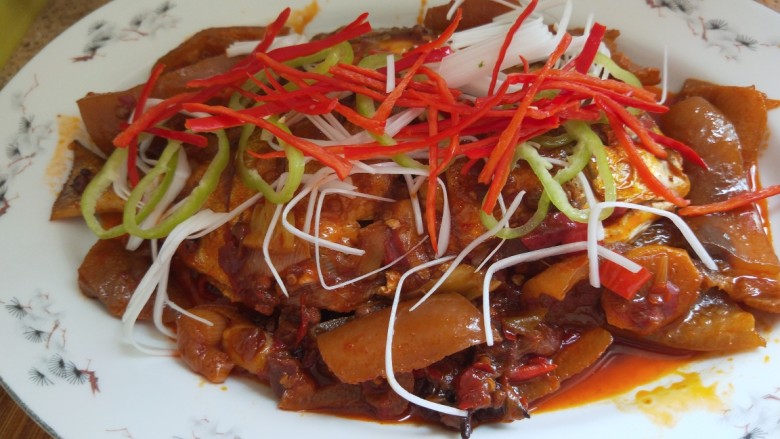 家常炖鲫鱼,撒上葱白丝,红椒丝浇上热油即可食用。