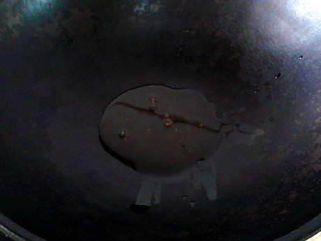 家常鸡块,锅中倒适量油,烧热,