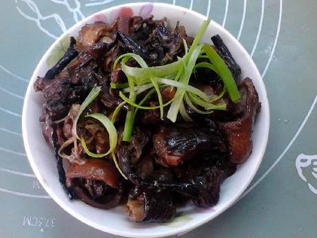 家常鸡块,出锅装盘,撒上葱丝,