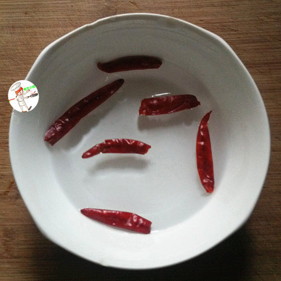 干煸圆白菜,<a style='color:red;display:inline-block;' href='/shicai/ 86474'>干辣椒</a>用温水浸泡一会儿,炒的时候不容易糊