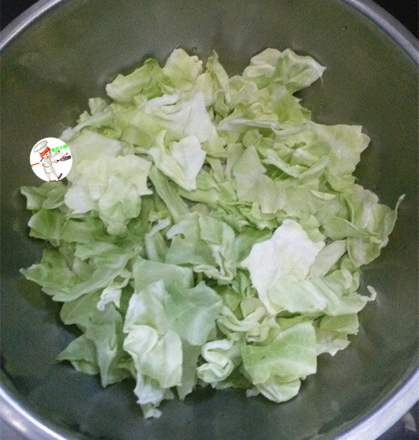 干煸圆白菜,<a style='color:red;display:inline-block;' href='/shicai/ 111'>圆白菜</a>,用手撕成片
