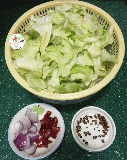 干煸圆白菜,全部洗好,切好,控干水分
