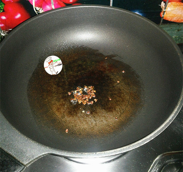干煸圆白菜,热锅凉油,下入<a style='color:red;display:inline-block;' href='/shicai/ 700'>花椒</a>爆香