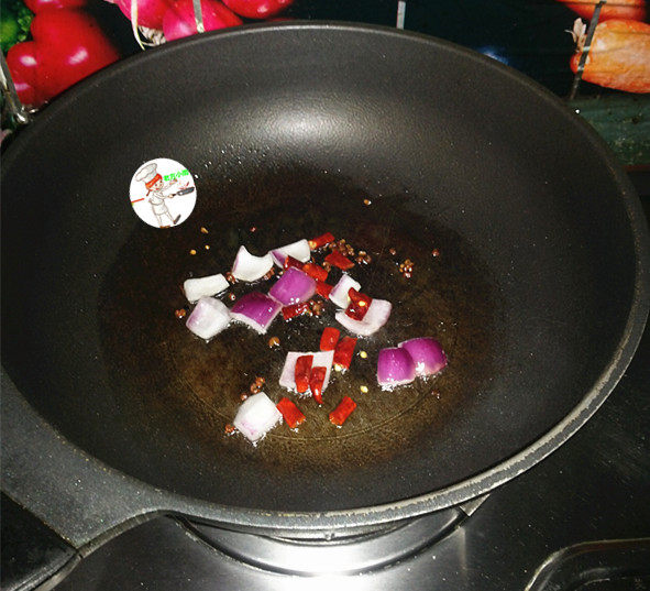 干煸圆白菜,接着放入<a style='color:red;display:inline-block;' href='/shicai/ 29'>洋葱</a>和干辣椒,炒出香味