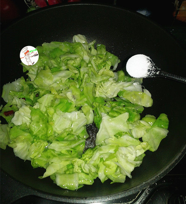 干煸圆白菜,炒至圆白菜变软,放入半小勺食盐调味