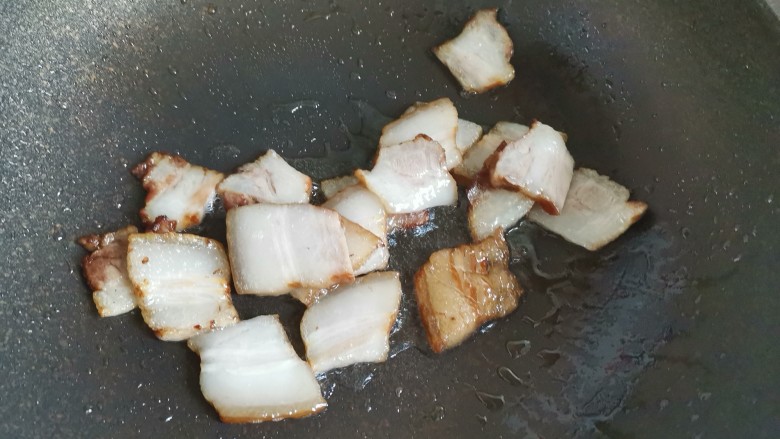 蒜苔五花肉,锅烧热,不用放油,放入肉片煸炒出油脂