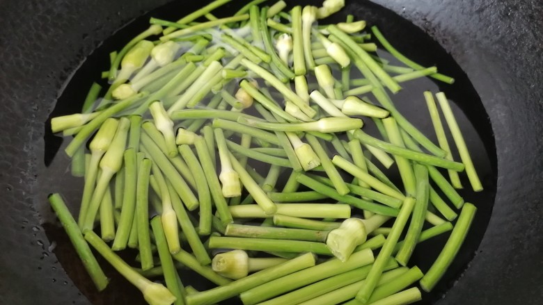 蒜苔五花肉,将蒜苔放入锅中焯水