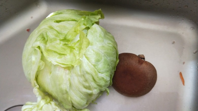 香菇炒生菜,生菜一颗洗干净掰成小块,香菇一大朵。
