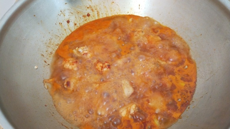 家常鸡块,加入八角,花椒,适量水。